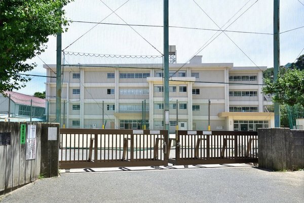 　県立大学駅(京急 本線)（駅）／1577m　