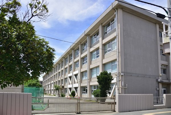 　横須賀市立大津中学校（中学校）／2059m　
