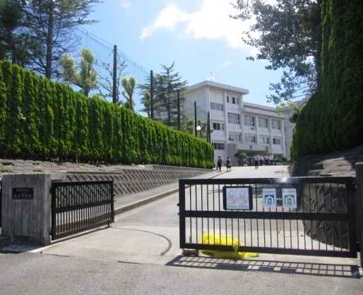 　横須賀市立衣笠中学校（中学校）／983m　